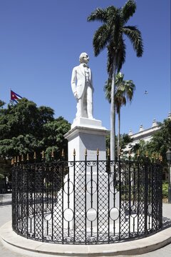 Monument to Carlos Manuel de Cespedes, first President of Cuba, in front of Cuban Royal Palm (Roystonea regia), Plaza de Armas, Capital Havana, Havana Province, Greater Antilles, Caribbean, Cuba