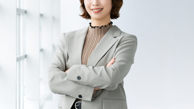 腕組みをする笑顔の女性・ビジネスウーマン