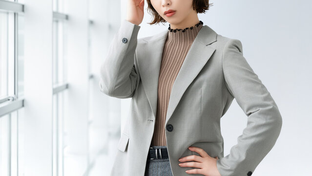 考えごとをする女性・ビジネスウーマン