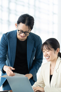 打ち合わせをする男女2人のビジネスマン