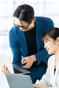 打ち合わせをする男女2人のビジネスマン