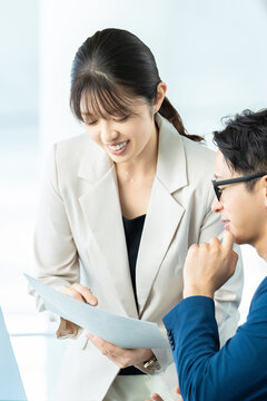 打ち合わせをする男女2人のビジネスマン
