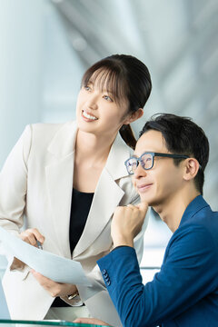 ビジネスマン男女2人のチームワークイメージ