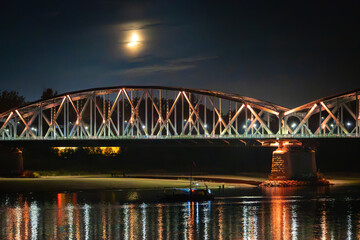Księżyc nad mostem Piłsudskiego w Toruniu © Magdalena