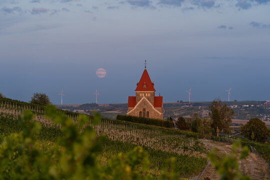 Kreuzkapelle mit Vollmond, Wi&szlig;berg, Gau-Bickelheim