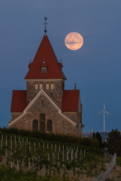 Kreuzkapelle mit Vollmond, Wi&szlig;berg, Gau-Bickelheim