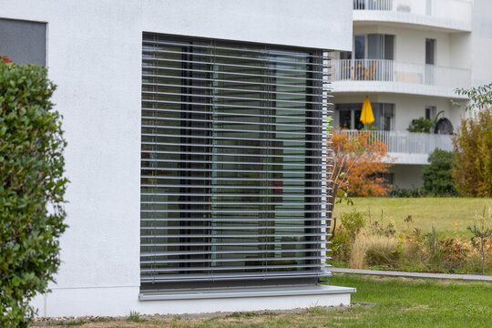 Moderne Jalousie bzw. moderner Raffstore an einem Wohnhaus