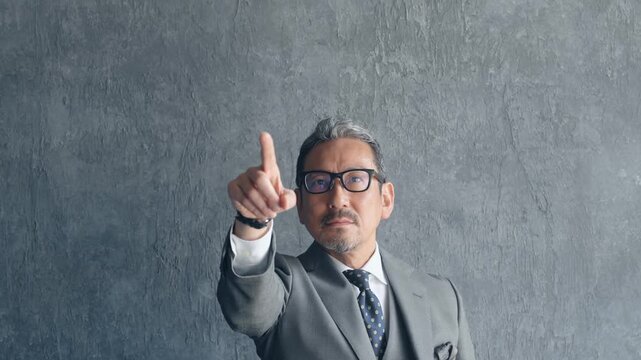 指をさすミドル男性ビジネスパーソン。指導、目標、社長、経営者、リーダーシップ、挑戦、チャレンジ、指示