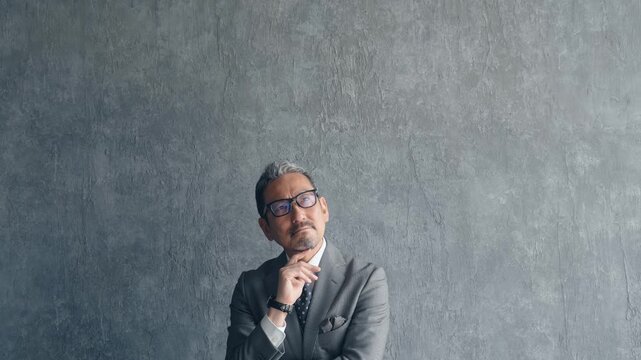 悩むミドル男性ビジネスパーソン。社長、経営者、不安、心配、不満、考える、疑問、困る、経営、課題、問題
