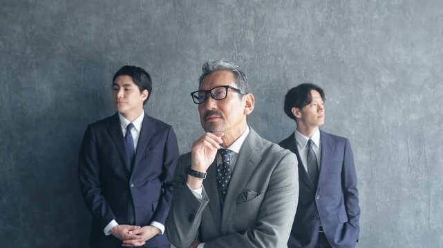 悩むミドル男性ビジネスパーソン。上司、社長、経営者、人材、採用、不安、心配、困る、部下、指導、課題