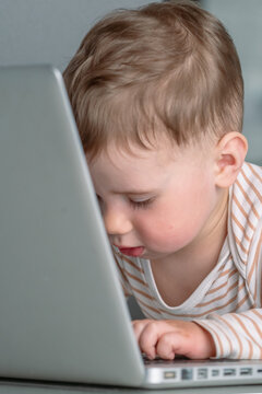 Little boy fascinated by a computer, representing gaming addiction, digital habits and modern parenting challenges.