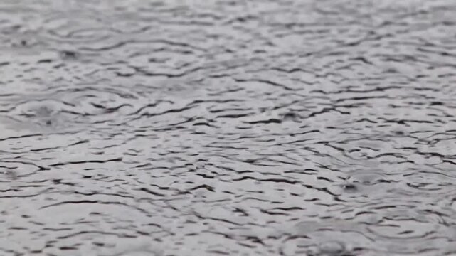 Effets de la pluie sur une table de jardin pendant une averse