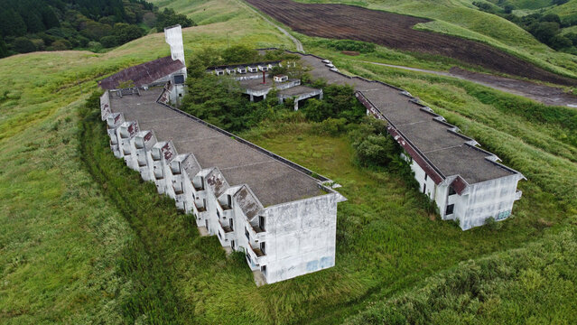 阿蘇の草原に残された未成のホテル跡