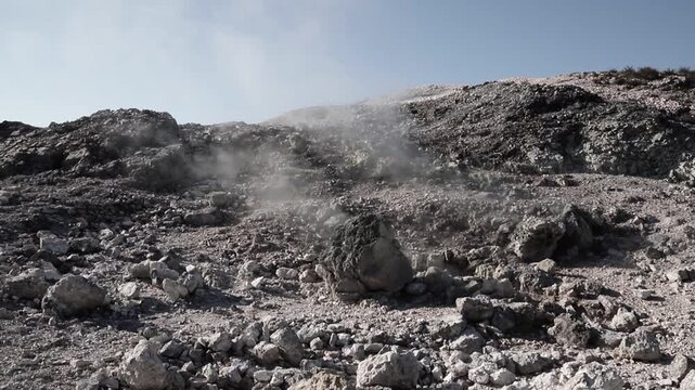 Fumarole e vapori geotermici tra le rocce di un paesaggio vulcanico