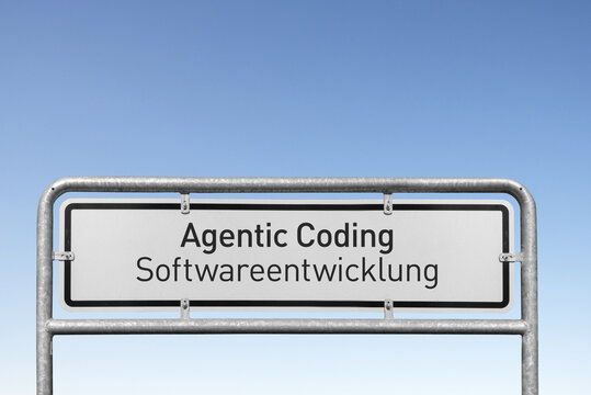 Metalltafel mit der Aufschrift "Agentic Coding und Softwareentwicklung" &ndash; Symbolbild f&uuml;r KI-gest&uuml;tzte Entwicklung