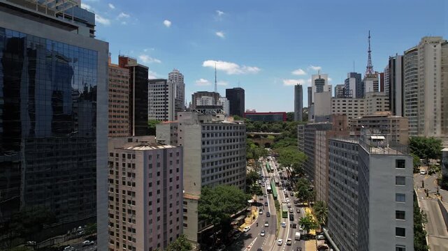 Vista a&eacute;rea de S&atilde;o Paulo, Brasil, com o Museu de Arte de S&atilde;o Paulo e a Avenida 9 de Julho. Imagens de drone, a cidade com arquitetura MASP, perto da Av. Paulista