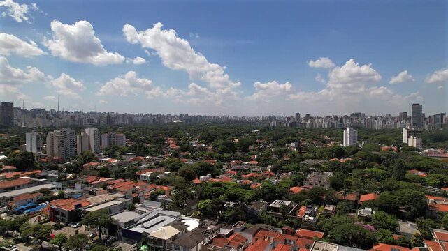 Vista a&eacute;rea de S&atilde;o Paulo, Brasil, vila nova concei&ccedil;&atilde;o, parque ibirapuera na cidade de S&atilde;o Paulo. Imagens a&eacute;reas de drone, mostram a cidade de sao paulo. 