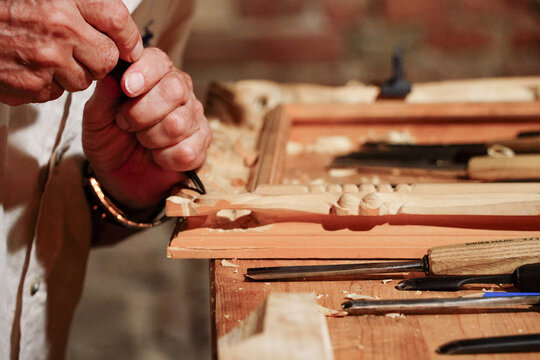 falegname cesella una cornice di legno per quadro