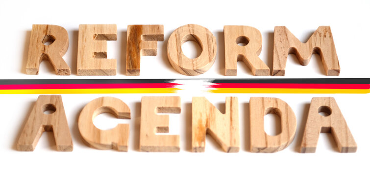 (Zerrissene) Reformagenda f&uuml;r Deutschland &ndash; Symbolbild f&uuml;r politische Ver&auml;nderungen, Wirtschaftskrise und Strukturreformen