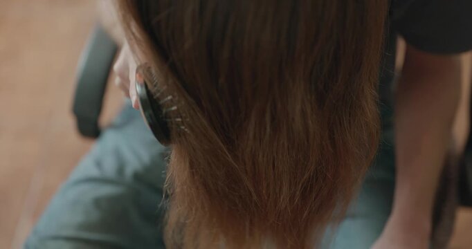 Close-up male hand is combing long hair with a comb. 4K 10-bit