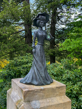 Swieradow-Zdroj, Poland, May 15, 2026: Mineral water fountain  in the Spa Park (Park Zdrojowy) in Swieradow-Zdroj, Poland. On the pedestal stands a figurine 