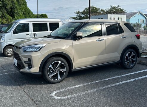 駐車場に止まっているコンパクトSUV