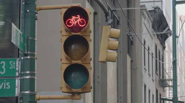 alt closer traffic signal for bicycles in New York City
