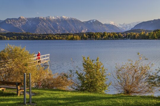 Jetty at Staffelsee with Ester Mountains in the evening sun, Uffing, Das Blaue Land, Upper Bavaria, Bavaria, Germany
