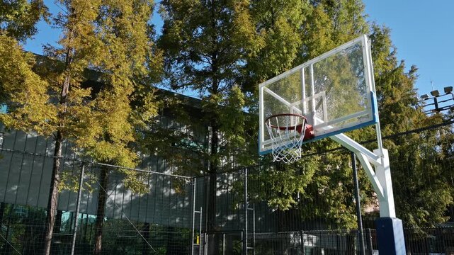 맑고 푸른 하늘 아래 공원에 위치한 빈 야외 농구장(Empty outdoor basketball court in a park under clear blue sky in Korea.)