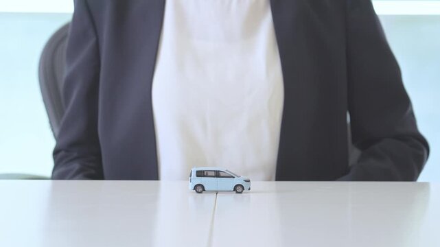車に手をかざす女性