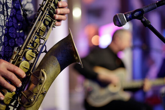Band, Musiker spielen Saxophon und Gitarre auf einer Feier