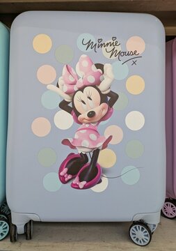 Vista de cerca de una maleta trolley con asa, con estampado de una coqueta Minnie Mouse de Disney, con su nombre en texto manuscrito. Madrid, Espa&ntilde;a, 13 de julio de 2026	