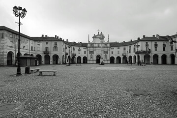 Venaria Reale, piazza dell'annunziata in bianco e nero per un ricordo ormai lontano nel tempo. © Arnaldo