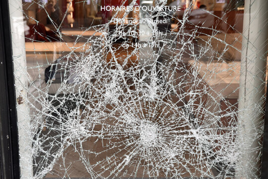 Vitrine bris&eacute;e &agrave; Paris, France