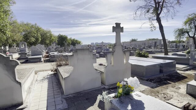 Cementerio con l&aacute;pidas de muerto, tumba Halloween y enterrar fallecido en sepulcro silencio sepulcral