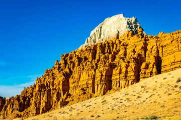 Towering sandstone cliffs along Goblin's Lair trail © PhotoSpirit