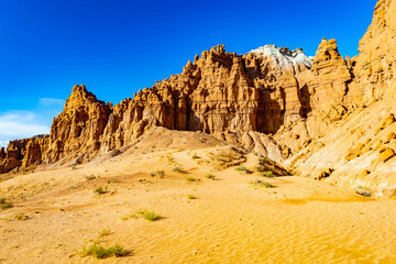 Towering sandstone cliffs along Goblin's Lair trail © PhotoSpirit