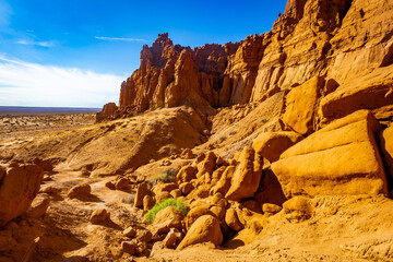 Towering sandstone cliffs along Goblin's Lair trail © PhotoSpirit