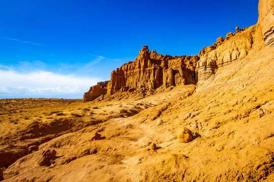 Towering sandstone cliffs along Goblin's Lair trail