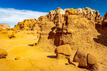 Towering sandstone cliffs and hoodoos at Goblin Valley © PhotoSpirit
