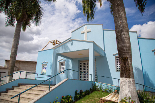 Par&oacute;quia Nossa Senhora da Guia em Goi&acirc;nia em dia claro com c&eacute;u nublado ao fundo.