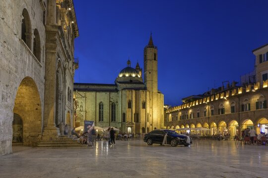 Piazza del Popolo and the Church of San Francesco on the right the Loggia dei Mercanti, Ascoli Piceno, Province of Ascoli Piceno, Italy