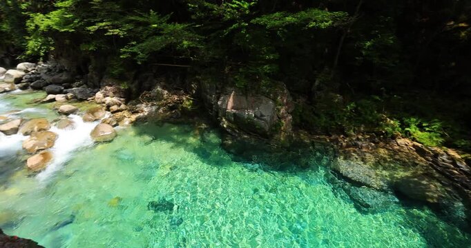 長野県の阿寺渓谷にある熊ヶ淵　パン映像
