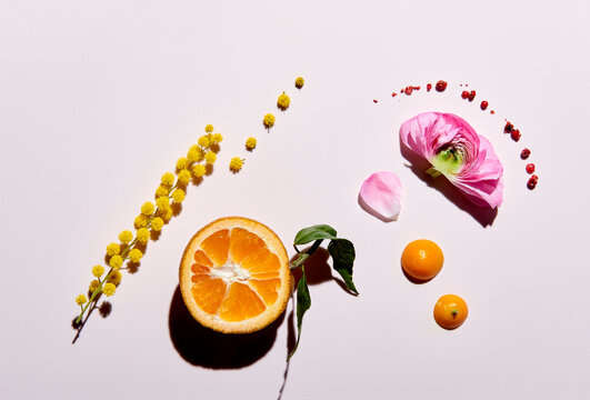 Fragrance notes featuring citrus fruits, flowers, and pink peppercorns