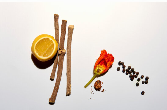 Fragrance notes with peppercorns, poppy blossom, wood