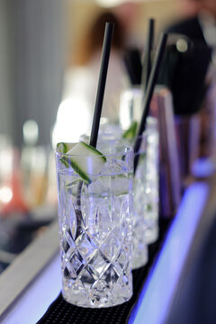 Barkeeper mixt Cocktails