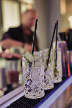 Barkeeper mixt Cocktails