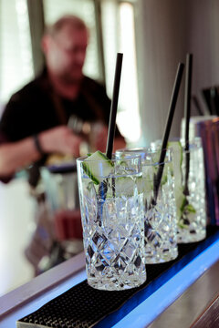 Barkeeper mixt Cocktails