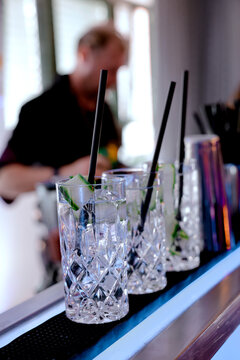 Barkeeper mixt Cocktails