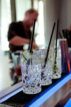 Barkeeper mixt Cocktails